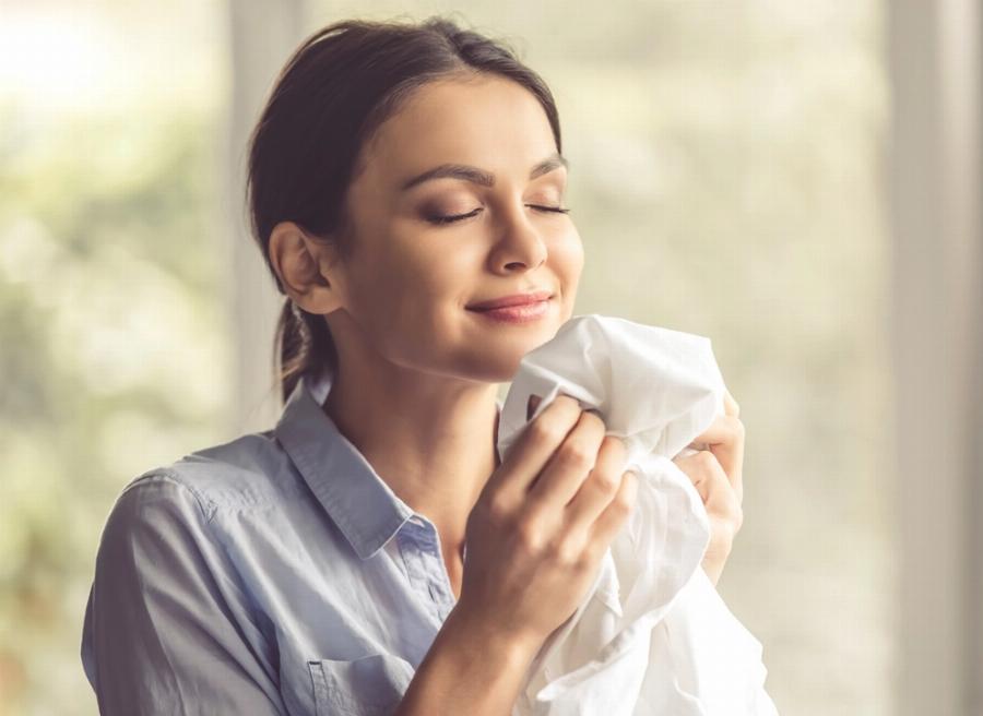 Έξυπνα κόλπα: Οι 5 θαυματουργοί τρόποι για να φύγει η μυρωδιά του τσιγάρου από τα ρούχα