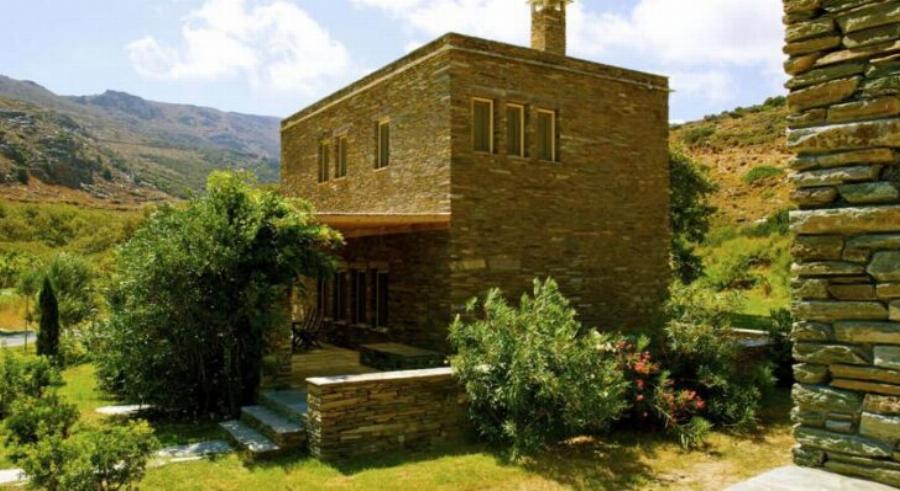 Ελένη Μενεγάκη: Το πέτρινο κάστρο της βασίλισσας της ελληνικής τηλεόρασης – Τζάκι στην κρεβατοκάμαρα και vintage κουζίνα