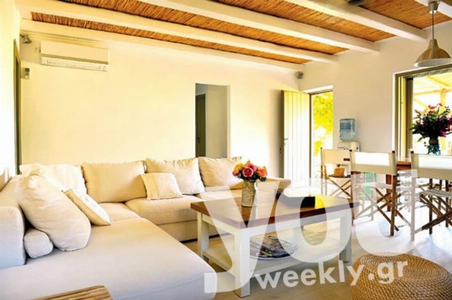 Ελένη Μενεγάκη: Το πέτρινο κάστρο της βασίλισσας της ελληνικής τηλεόρασης – Τζάκι στην κρεβατοκάμαρα και vintage κουζίνα