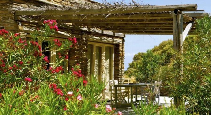 Ελένη Μενεγάκη: Το πέτρινο κάστρο της βασίλισσας της ελληνικής τηλεόρασης – Τζάκι στην κρεβατοκάμαρα και vintage κουζίνα