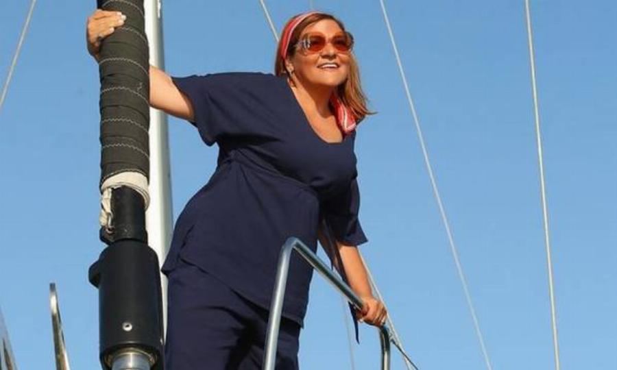 Βίκυ Σταυροπούλου: Ποζάρει με το ολόσωμο μαγιό της, εντελώς άβαφη, χωρίς ρετούς σε μία πόζα όλο νάζι