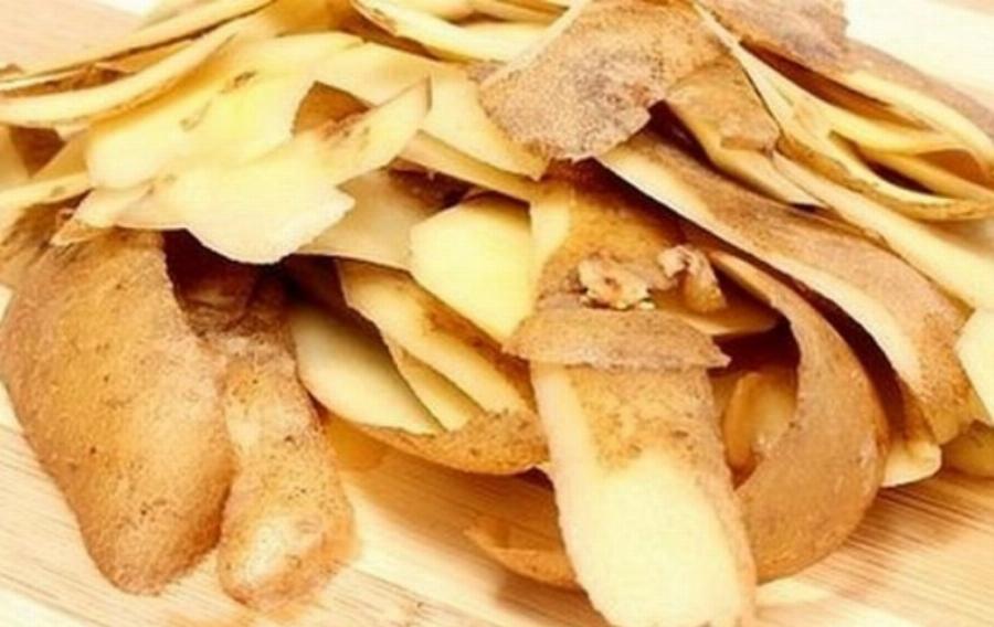 Δεν θα πιστεύετε πως μπορείτε να αξιοποιήσετε τις φλούδες πατάτας μέσα στη κουζίνα εκτός μαγειρικής