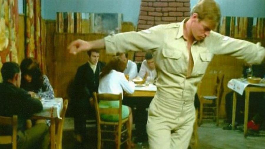 Το «Ζεϊμπέκικο της Ευδοκίας»: Το ψέμα του χορού – Τι χόρευε στ’ αλήθεια ο λοχίας στην καθηλωτική σκηνή που άφησε εποχή