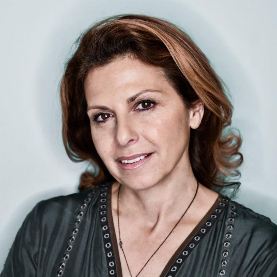 Μάγια Τσόκλη: «Κάποιος σου λέει, ψιτ, εσύ που βρίσκεσαι στην ομάδα των ζωντανών, από δω παρακαλώ»