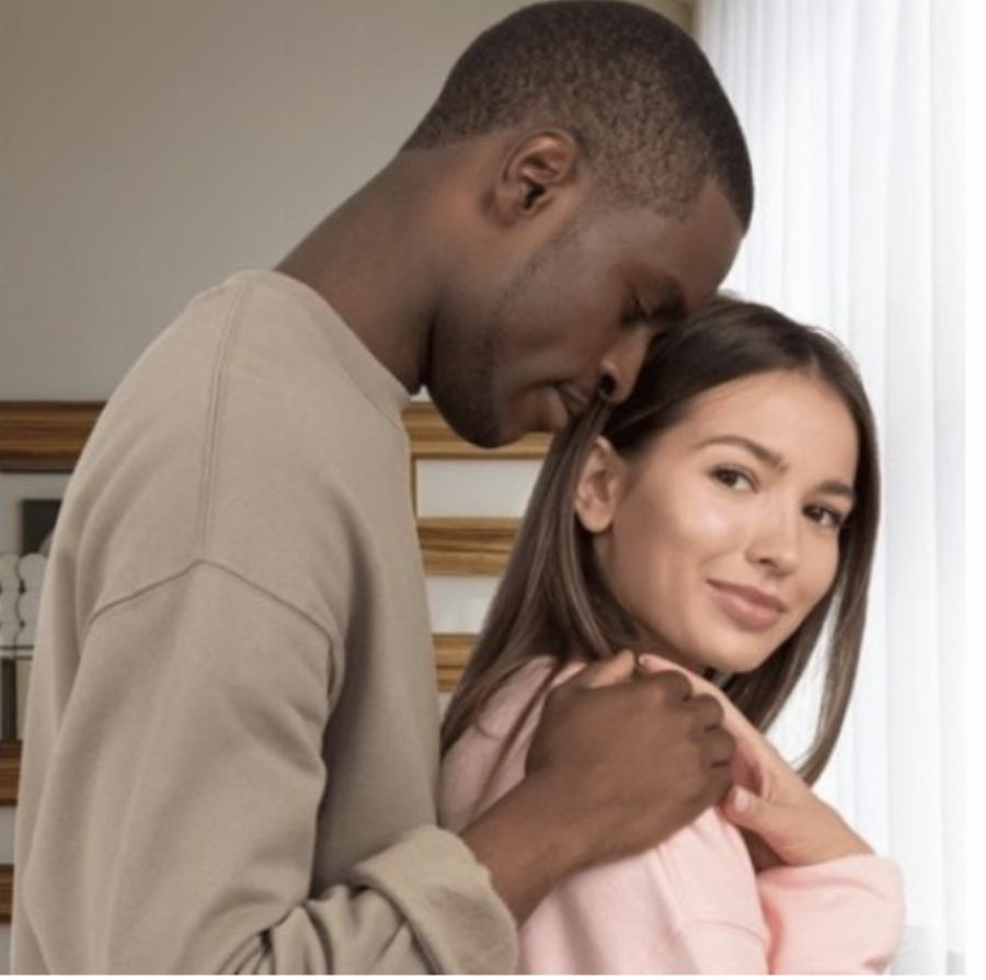 «Ο σύντροφός μου είναι από την Αφρική και οι γονείς μου απειλούν ότι θα με διώξουν από το σπίτι. Τι να κάνω;»