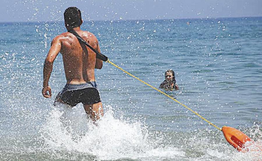 Κρήτη: Ναυαγοσώστης έσωσε μπαμπά και τα 2 παιδιά του από βέβαιο πνιγμό