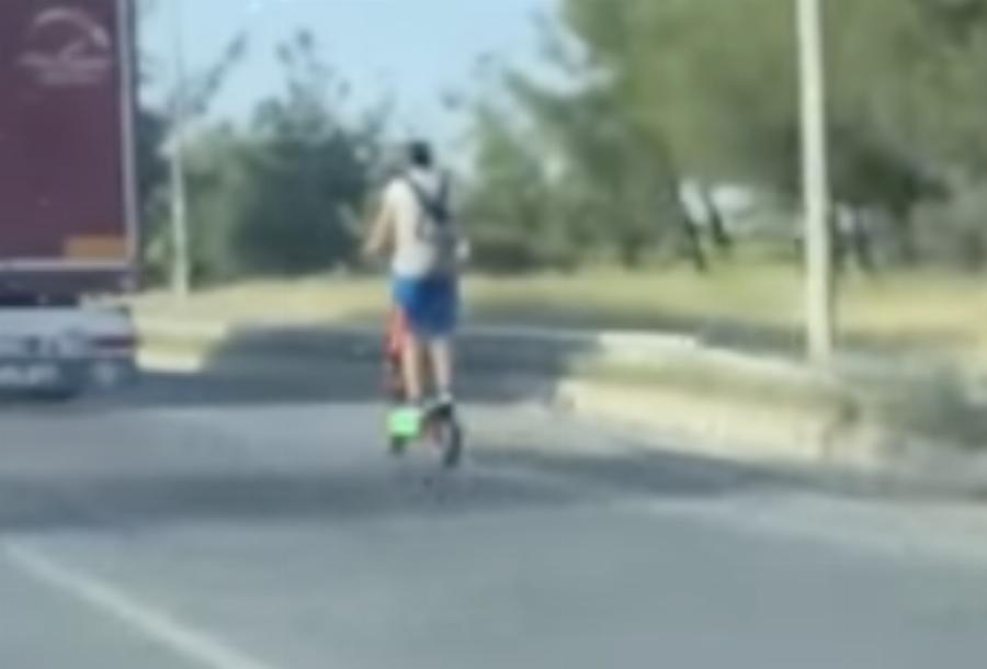 Νεαρός με πατίνι πηγαίνει με περισσότερα από 90 χλμ. στον περιφερειακό στη Θεσσαλονίκη