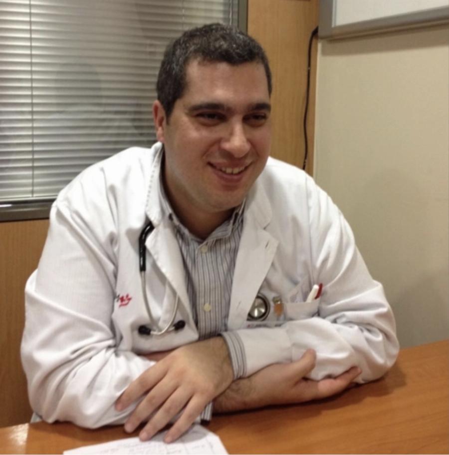 Αντώνης Χατζηγεωργίου: Η Ένωση Πνευμονολόγων Ελλάδας τιμά τον ήρωα με τη λευκή μπλούζα που σκότωσε ο κορωνοϊός