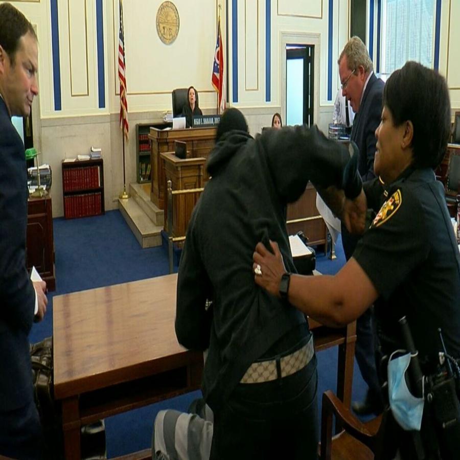 Πατέρας ξυλοκόπησε άγρια τον δολοφόνο της γυναίκας και του γιου του μέσα στο δικαστήριο