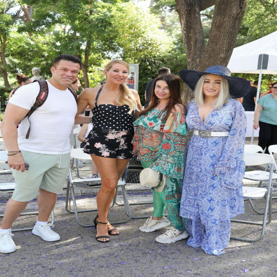 Η καλοκαιρινή εμφάνιση της Ιωάννας Παλιοσπύρου δίπλα στην Αννίτα Ναναθαήλ στη γιορτή υιοθεσίας σκύλων στο Ζάππειο