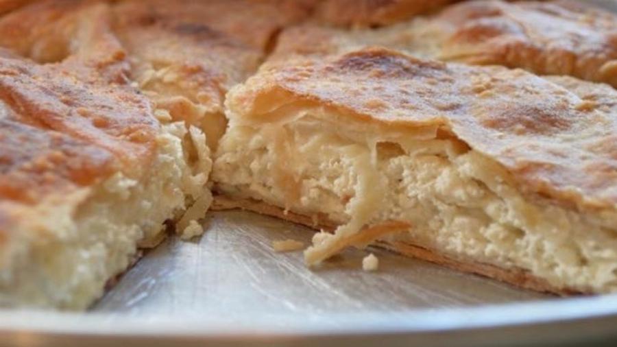 Μαμαδίστικη τυρόπιτα: Η εύκολη συνταγή από το χωριό της Ηπειρώτισσας γιαγιάς – Με φέτα και κεφαλογραβιέρα