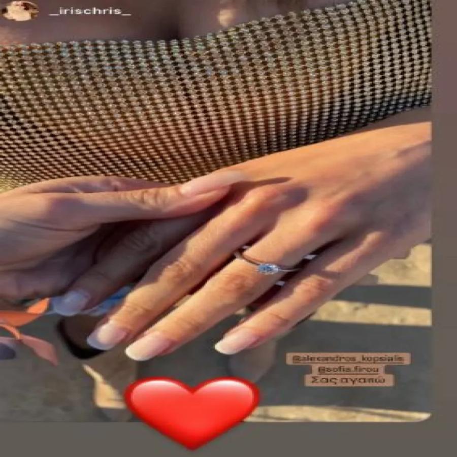 Η στιγμή που ο Αλέξανδρος Κοψιάλης κάνει πρόταση γάμου στη Σοφία Φυρού μπροστά σε 50.000 κόσμο