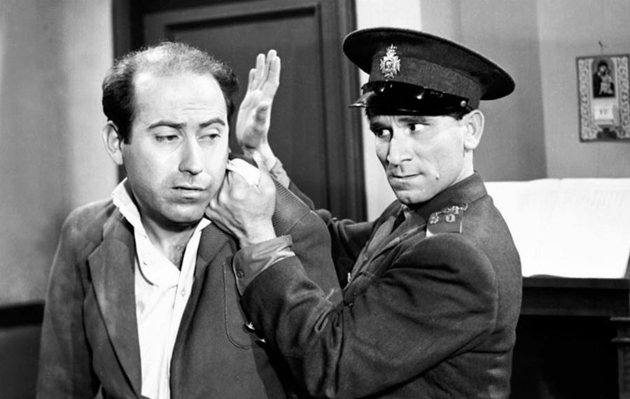 Κώστας Χατζηχρήστος: Ο «Μπακαλόγατος», ο τίτλος του γυναικοκατακτητή, οι 5 γάμοι, η οικονομική καταστροφή και το εγκεφαλικό στη σκηνή