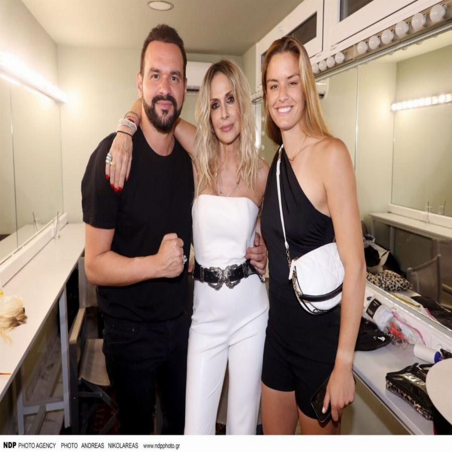 Πιο κούκλα από ποτέ: Η Μαρία Σάκκαρη σε νυχτερινή έξοδο με την αδερφή της, ποζάρει με ξανθό μαλλί και σορτσάκι