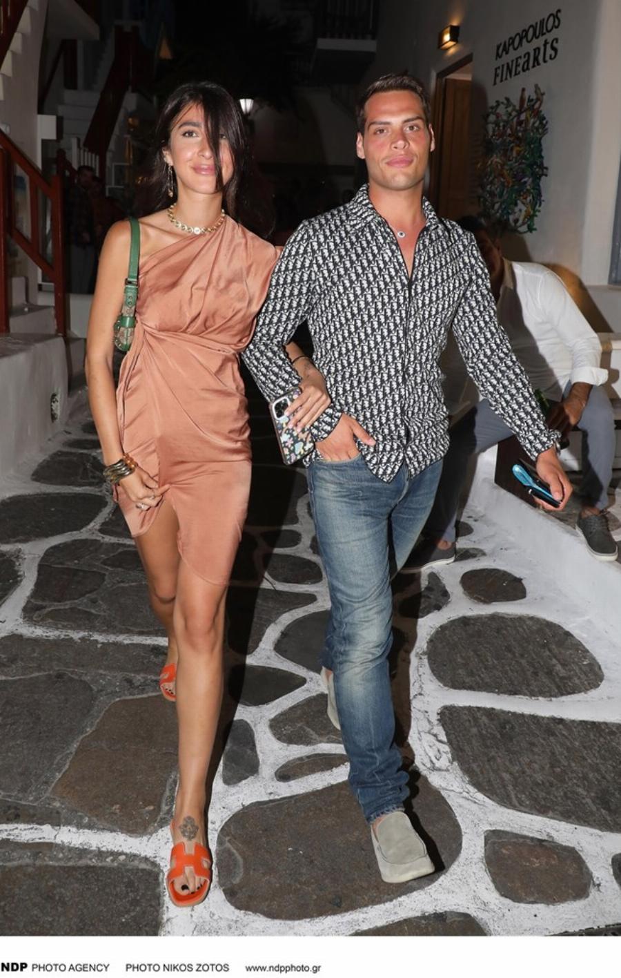 Έχει την ομορφιά της μαμάς της: Στη Μύκονο πιο μαυρισμένη από ποτέ με γοητευτικό συνοδό η κόρη της Θεοδωρίδου