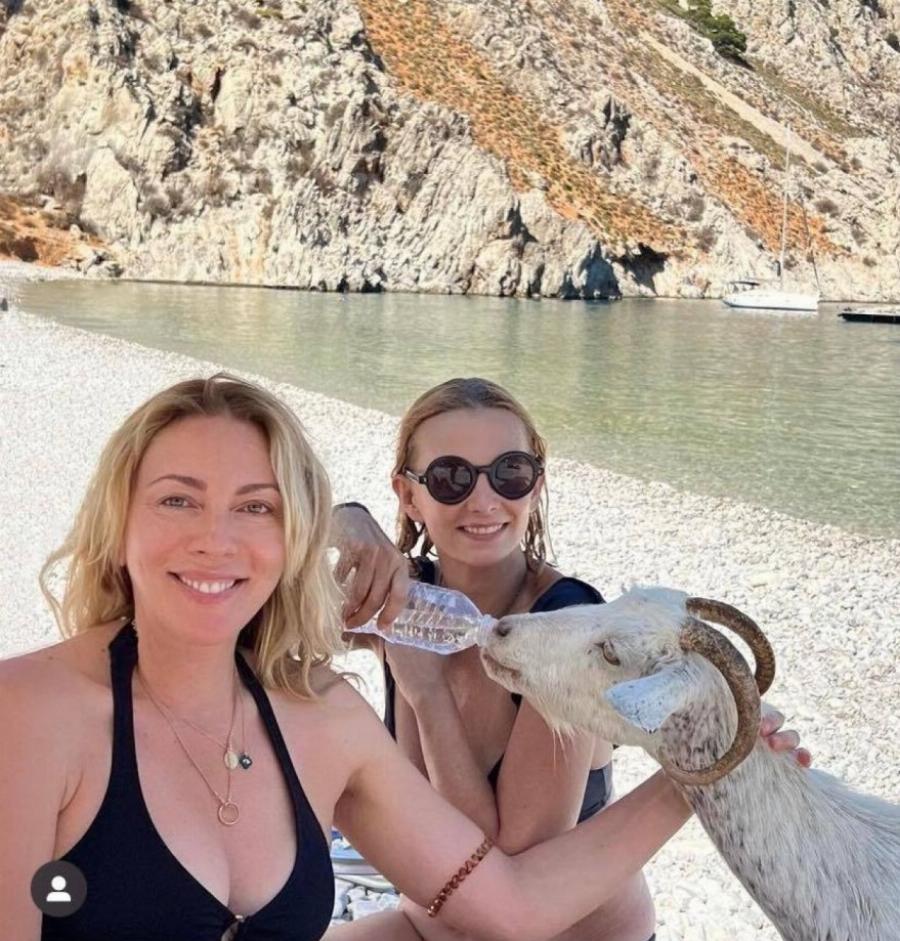 Χωρίς κανένα φίλτρο ούτε και μακιγιάζ η Σμαράγδα Καρύδη εντυπωσιάζει περνώντας τις καλοκαιρινές της διακοπές στην Σύμη