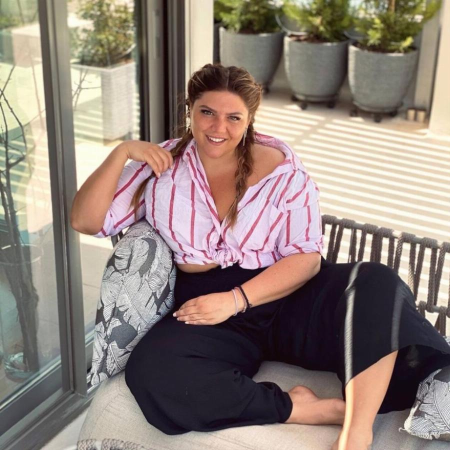 Εντυπωσιακό και μοντέρνο το σπίτι της Δανάης Μπάρκα: Τα μεγάλα παράθυρα, η γωνία με τα πουφ και η ξεχωριστή διακόσμηση