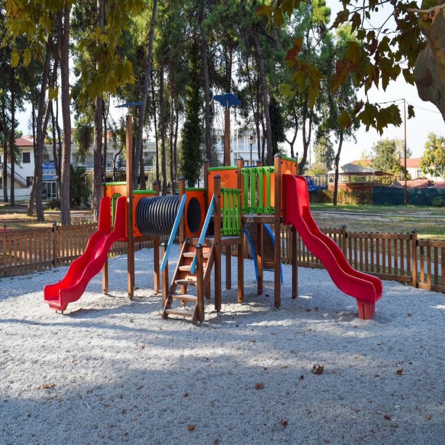 «Βλέπουν τον Δημήτρη στην παιδική χαρά και απομακρύνουν τα παιδιά τους. Ναι, τρέξε. Κινδυνεύεις να πάθεις κακό από υπερβολική δόση χαράς»