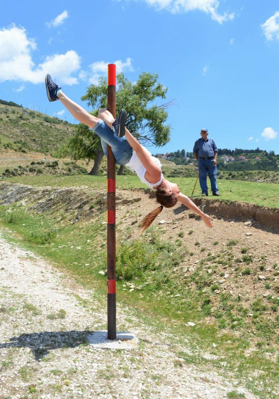 Ξετρέλανε τους κτηνοτρόφους: Τουρίστρια έκανε pole dancing σε κολόνα του δρόμου