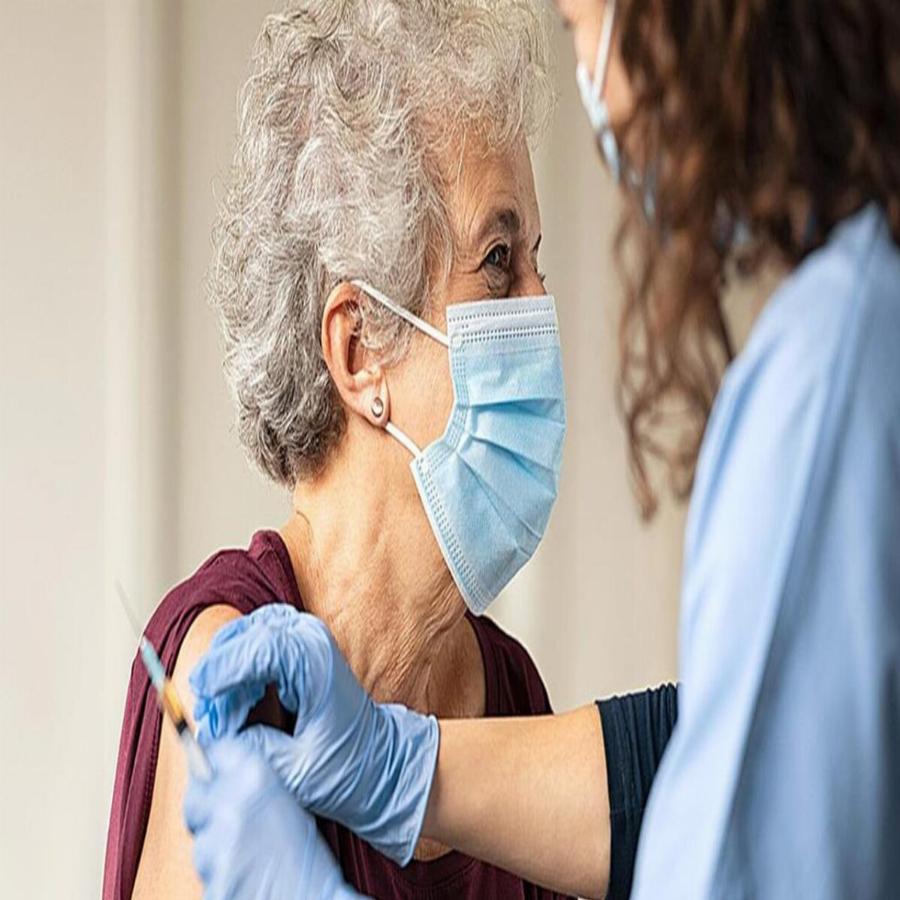 Πανδημία: Η τέταρτη δόση του εμβολίου παρέχει έξτρα προστασία στους ηλικιωμένους έναντι της Omicron