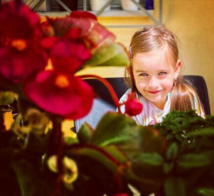 Ένας άγγελος με καταγάλανα μάτια: Η κόρη του Θάνου Πετρέλη, που πήρε το βλέμμα του πατέρα της