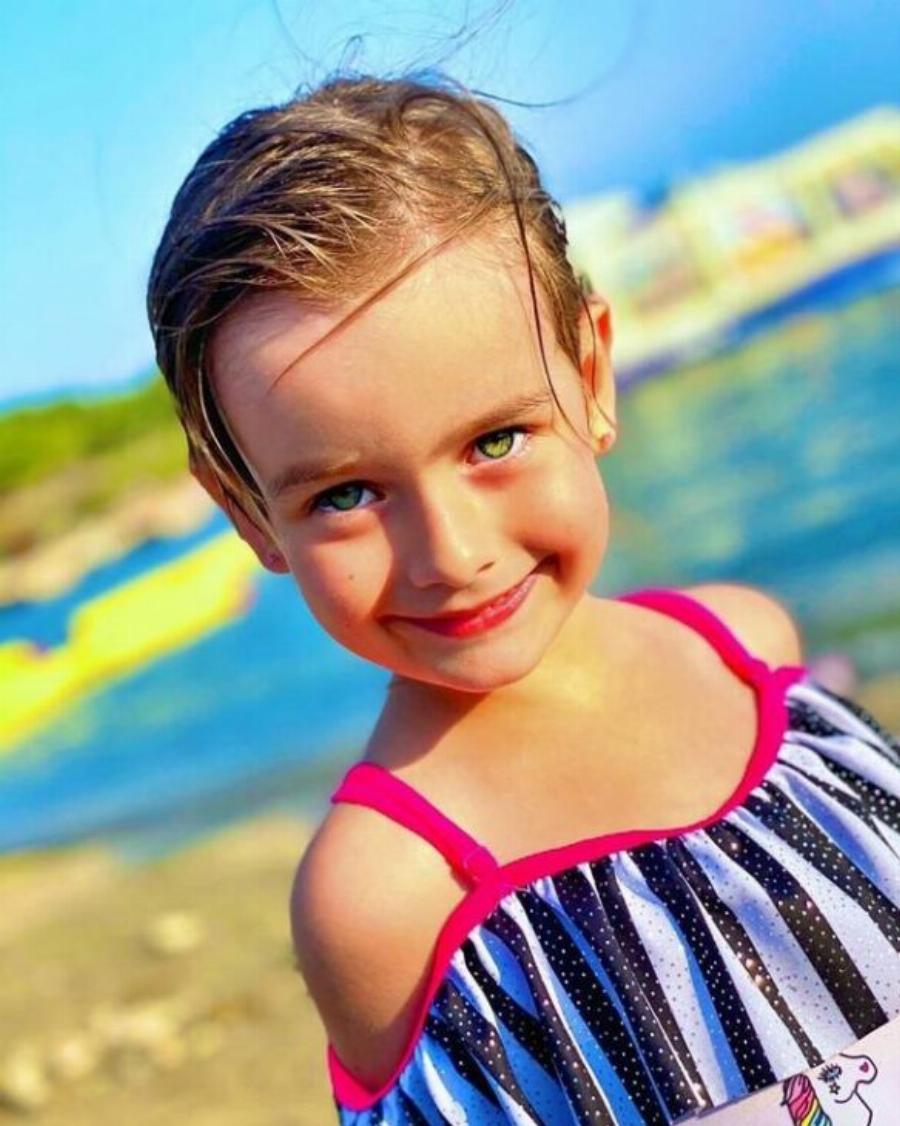 Ένας άγγελος με καταγάλανα μάτια: Η κόρη του Θάνου Πετρέλη, που πήρε το βλέμμα του πατέρα της