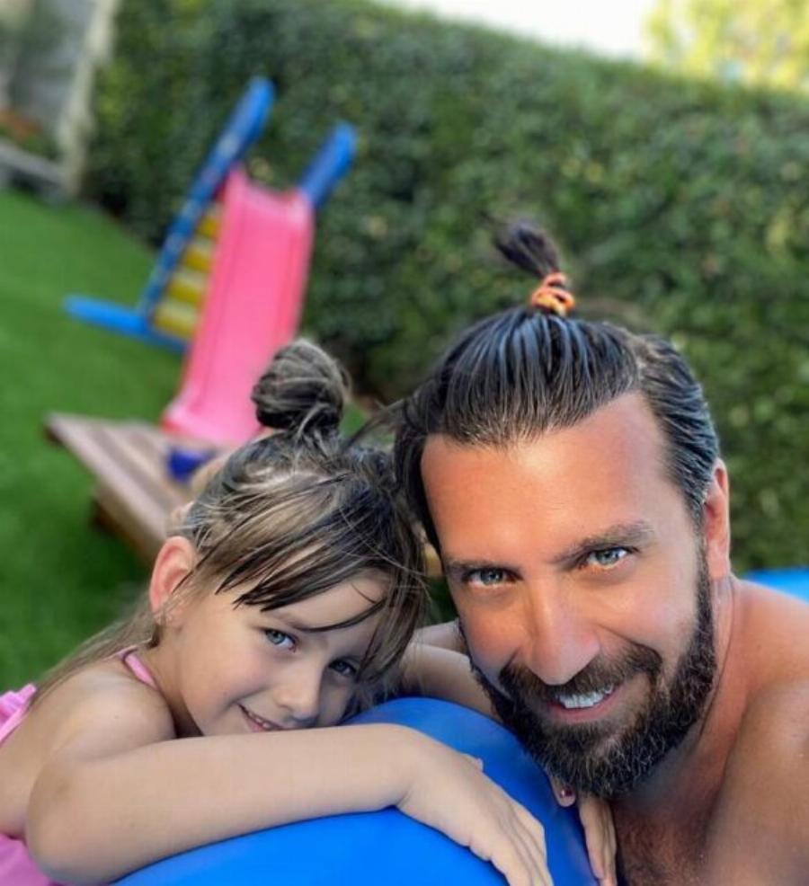 Ένας άγγελος με καταγάλανα μάτια: Η κόρη του Θάνου Πετρέλη, που πήρε το βλέμμα του πατέρα της