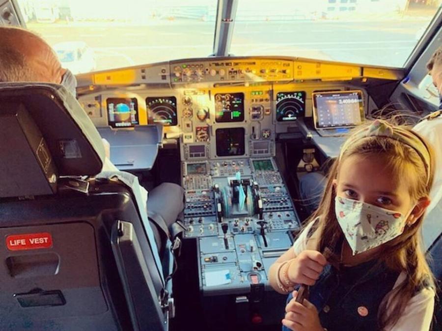 Ένας άγγελος με καταγάλανα μάτια: Η κόρη του Θάνου Πετρέλη, που πήρε το βλέμμα του πατέρα της