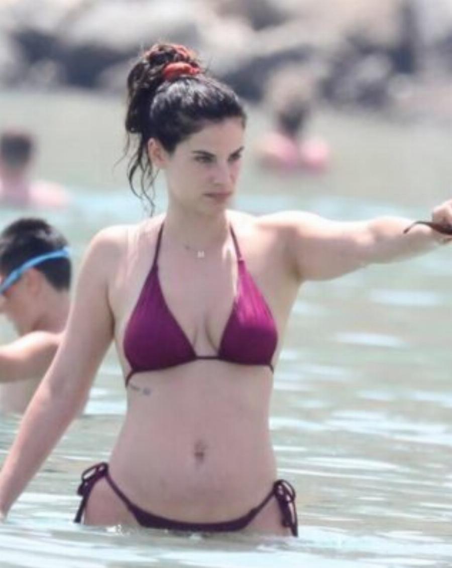 Την έπιασε ο φακός των παπαράτσι στην παραλία: Έτσι είναι το σώμα της Χριστίνας Μπόμπα, χωρίς ρετούς – Πιο όμορφη από ποτέ με καλλίγραμο κορμί