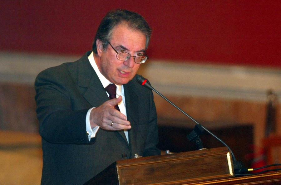 Μπαμπινιώτης: «Το ελληνικό σχολείο είναι άχρηστο. Τα παιδιά δεν θυμούνται τίποτα»