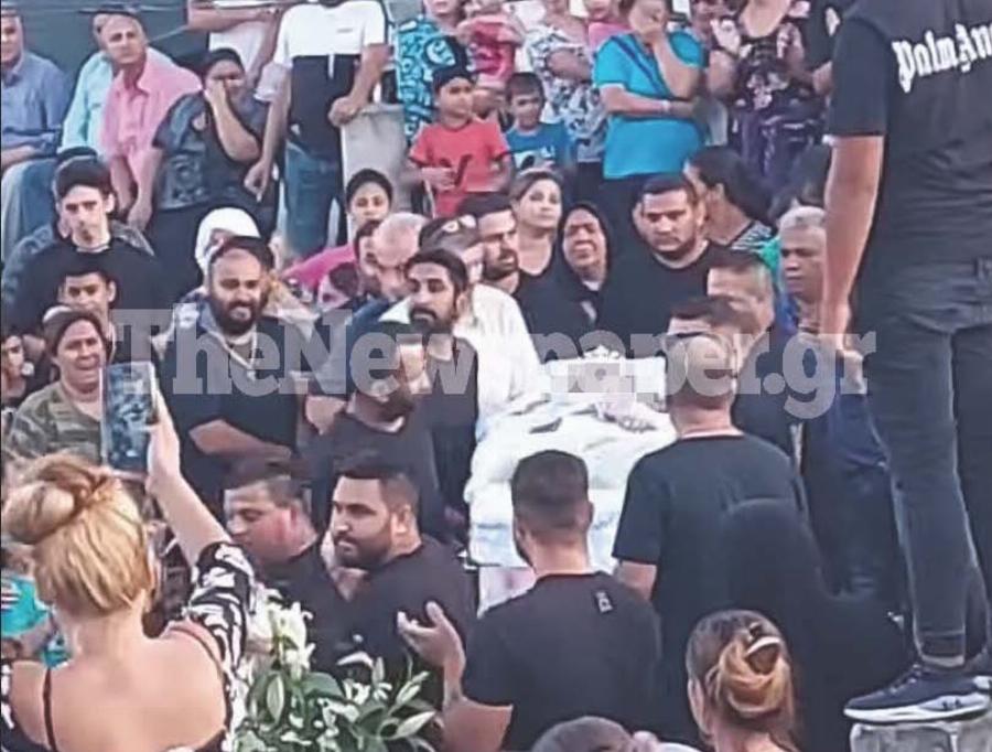 Ανείπωτος θρήνος στον Βόλο: Αυτή είναι η 14χρονη Ελένη που έφυγε από την ζωή μετά από ατύχημα στο μπάνιο – Την έντυσαν Νύφη στην κηδεία της