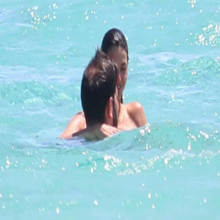 Πιο ερωτευμένη από ποτέ η Ηλιάνα Παπαγεωργίου στα Κουφονήσια: Τα «καυτά» φιλιά και οι αγκαλιές στη θάλασσα με τον πρώην σύζυγό της