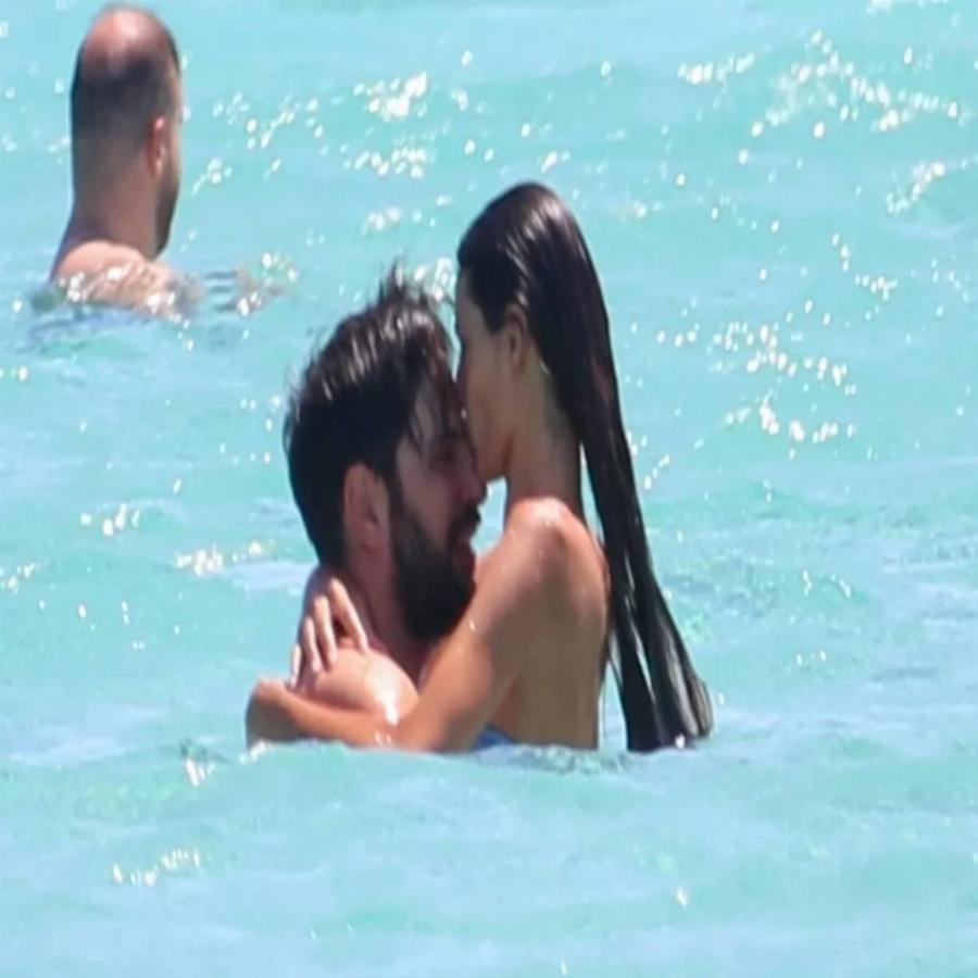 Πιο ερωτευμένη από ποτέ η Ηλιάνα Παπαγεωργίου στα Κουφονήσια: Τα «καυτά» φιλιά και οι αγκαλιές στη θάλασσα με τον πρώην σύζυγό της