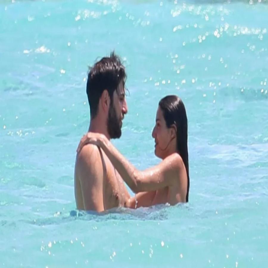 Πιο ερωτευμένη από ποτέ η Ηλιάνα Παπαγεωργίου στα Κουφονήσια: Τα «καυτά» φιλιά και οι αγκαλιές στη θάλασσα με τον πρώην σύζυγό της