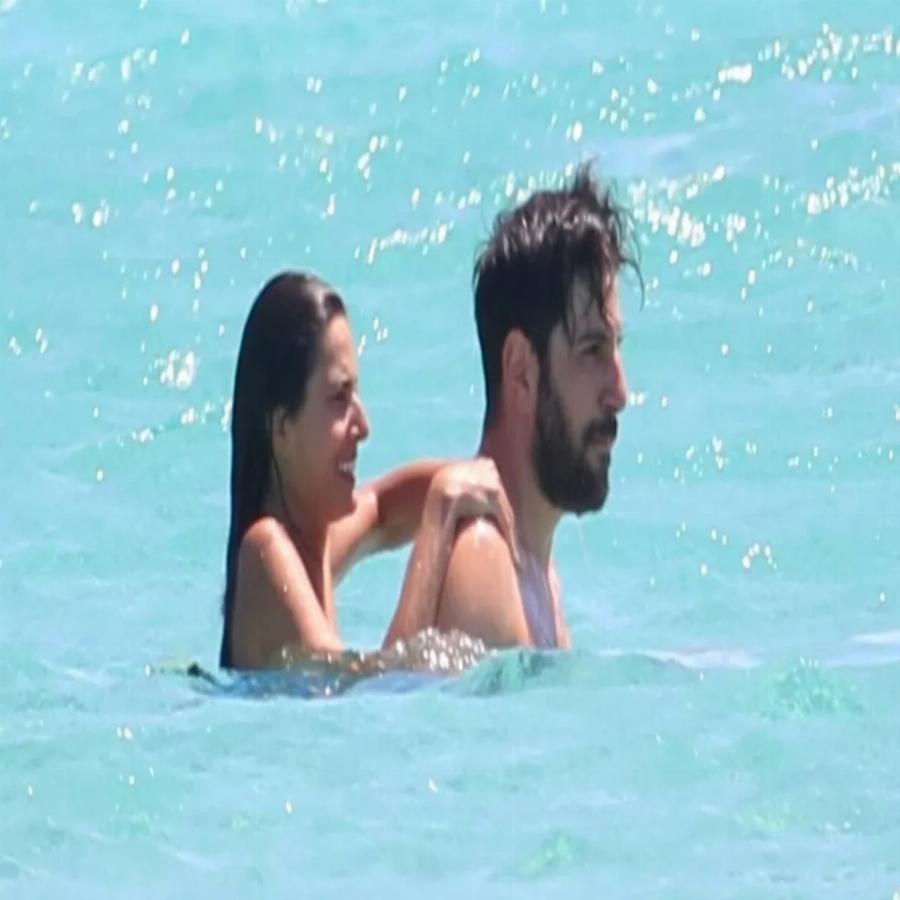 Πιο ερωτευμένη από ποτέ η Ηλιάνα Παπαγεωργίου στα Κουφονήσια: Τα «καυτά» φιλιά και οι αγκαλιές στη θάλασσα με τον πρώην σύζυγό της