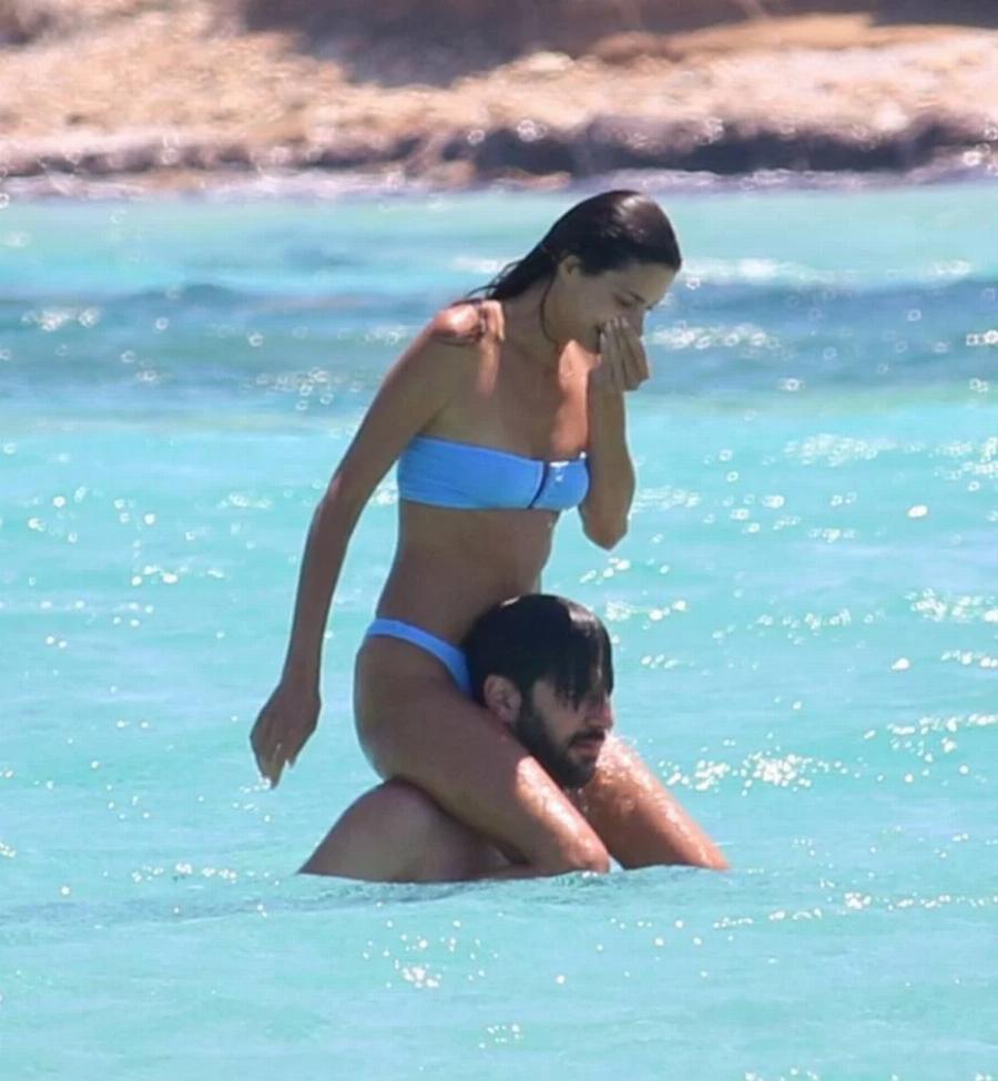 Πιο ερωτευμένη από ποτέ η Ηλιάνα Παπαγεωργίου στα Κουφονήσια: Τα «καυτά» φιλιά και οι αγκαλιές στη θάλασσα με τον πρώην σύζυγό της