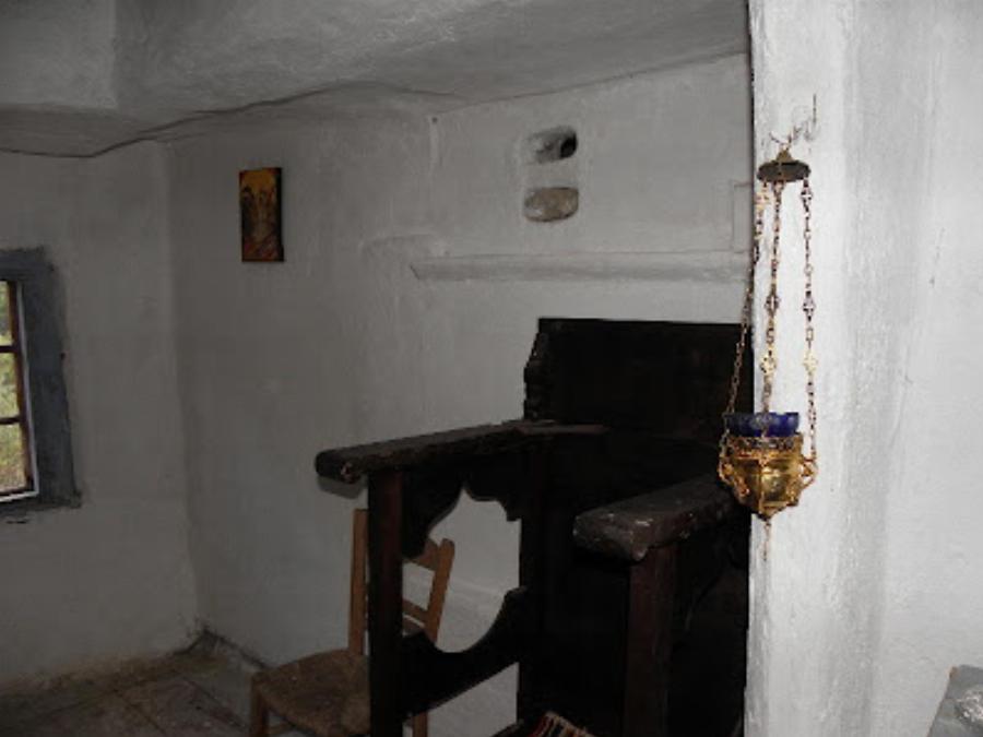 Το κελί του Αγίου Παϊσίου στον τίμιο Σταυρό: Σπάνιες φωτογραφίες από το εσωτερικό του