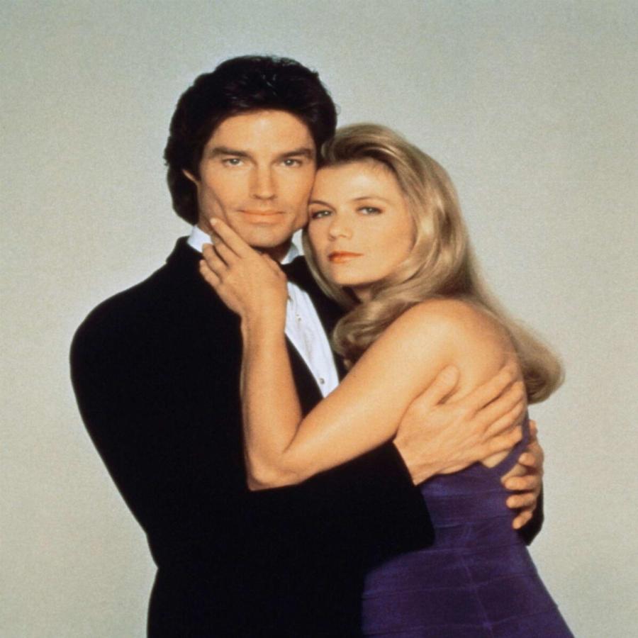 Βάζει κάτω και τις 20αρες στα 61 της: Η Μπρουκ από το Τόλμη και Γοητεία με μίνι φόρεμα είναι το όνειρο κάθε άντρα