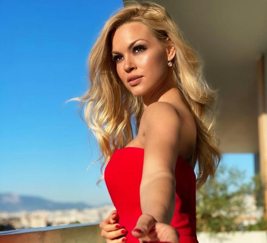 «Γυμνάζομαι, δεν τρώω σουβλάκια και πατάτες»: Το μυστικό της Βίκυς Κάβουρα για να διατηρεί αυτό το τέλειο κορμί