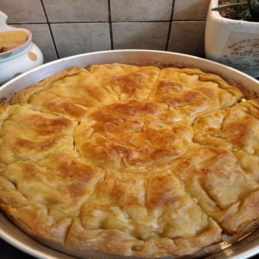 Σκέτο ποίημα: Τραγανή Βολιώτικη τυρόπιτα με κασέρι και σιμιγδάλι – Δεν θα μείνει κανένα κομμάτι στο ταψί