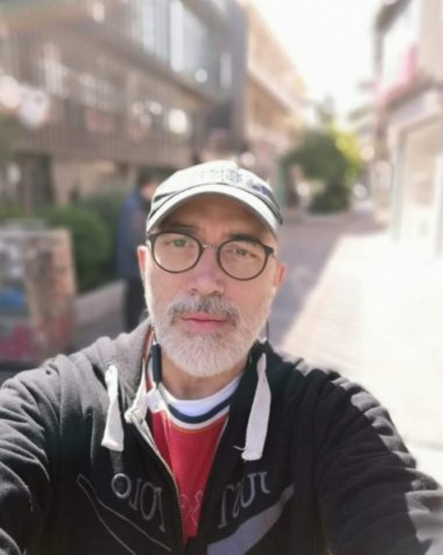 «Τρομάξαμε» να τον αναγνωρίσουμε: Ο «Τρελαντώνης» από το «Καφέ της Χαράς» και η φοβερή αλλαγή στην εμφάνιση του