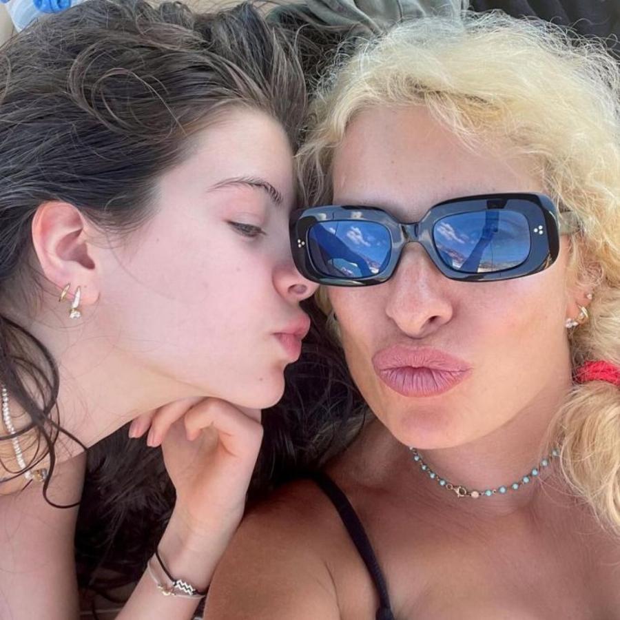 Η Ελένη Μενεγάκη περήφανη και ευτυχισμένη μητέρα: Οι 3 κούκλες κόρες της παρουσιάστριας – Οι ηλικίες τους και το ύψος τους