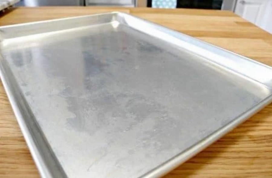 Χωρίς κόπο θα γίνει λαμπίκο: Το έξυπνο κόλπο για να καθαρίσετε τα λίπη από το αντικολλητικό ταψί χωρίς να κάνετε γρατζουνιές