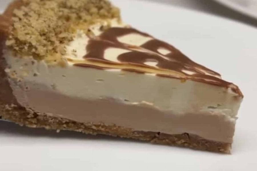 Γλυκός πειρασμός: Γλυκό ψυγείου με 2 είδη σοκολάτας, μπισκότα και τυρί κρέμα – Φτιάχνεται σε 5 λεπτά