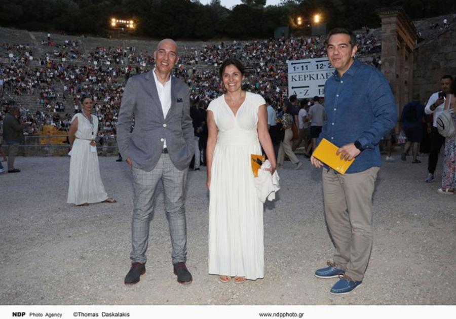 Αρχαία Ελληνική ομορφιά: H Μπέτυ Μπαζιάνα με αρχαιοελληνικό φόρεμα στην Επίδαυρο κλέβει την παράσταση