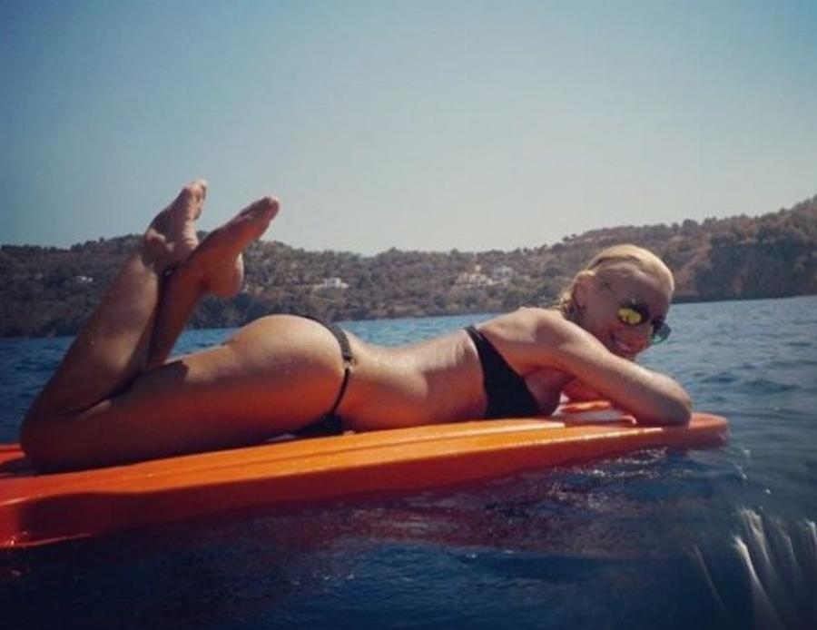 Έχει το πιο γυμνασμένο σώμα στην Ελλάδα: Η σύζυγος του Σεφερλή είναι 54 ετών αλλά δείχνει 20