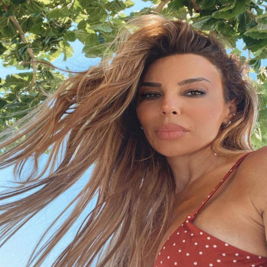 Μαυρισμένη και γυμνασμένη η Κέλλυ Κελεκίδου: Ποζάρει με μπικίνι στα 44 της και είναι πιο fit από ποτέ