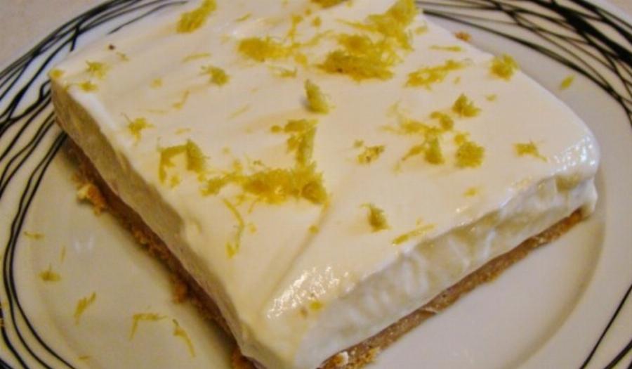 Το γλυκό του καλοκαιριού: Δροσερό και ελαφρύ μπισκοτογλυκό ψυγείου με λεμόνι και γιαούρτι – Ιδανικό για το Κυριακάτικο τραπέζι