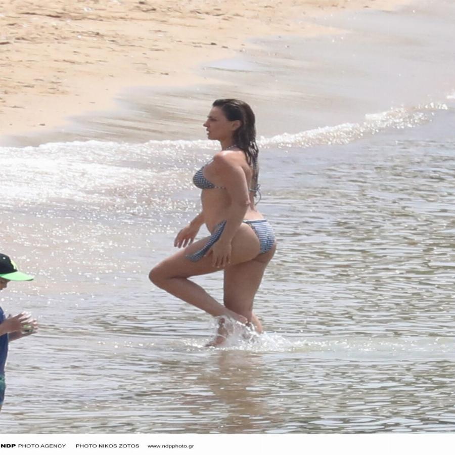 Το όνειρο κάθε άντρα: Οι αρετουσάριστες φωτογραφίες της Δήμητρας Ματσούκα με μαγιό – Το μυστικό της για να παραμένει σταθερή στα 60 κιλά