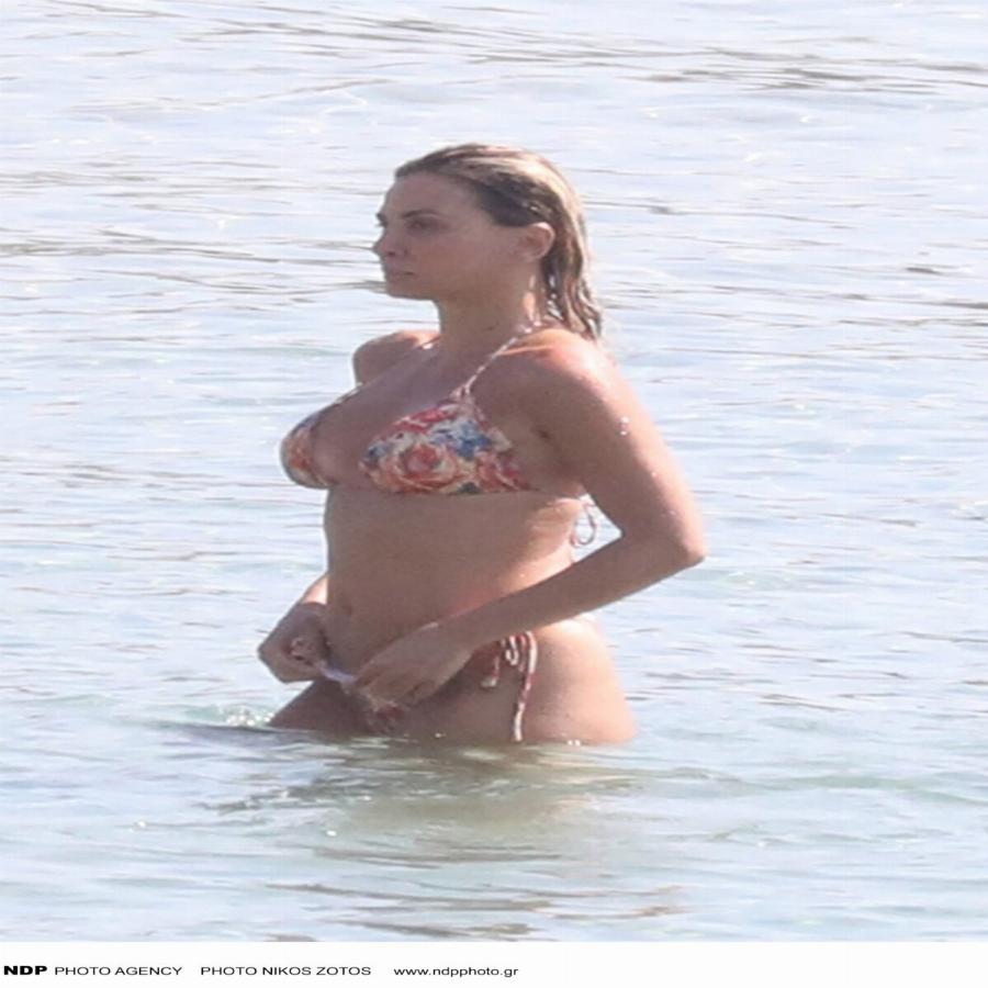 Το όνειρο κάθε άντρα: Οι αρετουσάριστες φωτογραφίες της Δήμητρας Ματσούκα με μαγιό – Το μυστικό της για να παραμένει σταθερή στα 60 κιλά